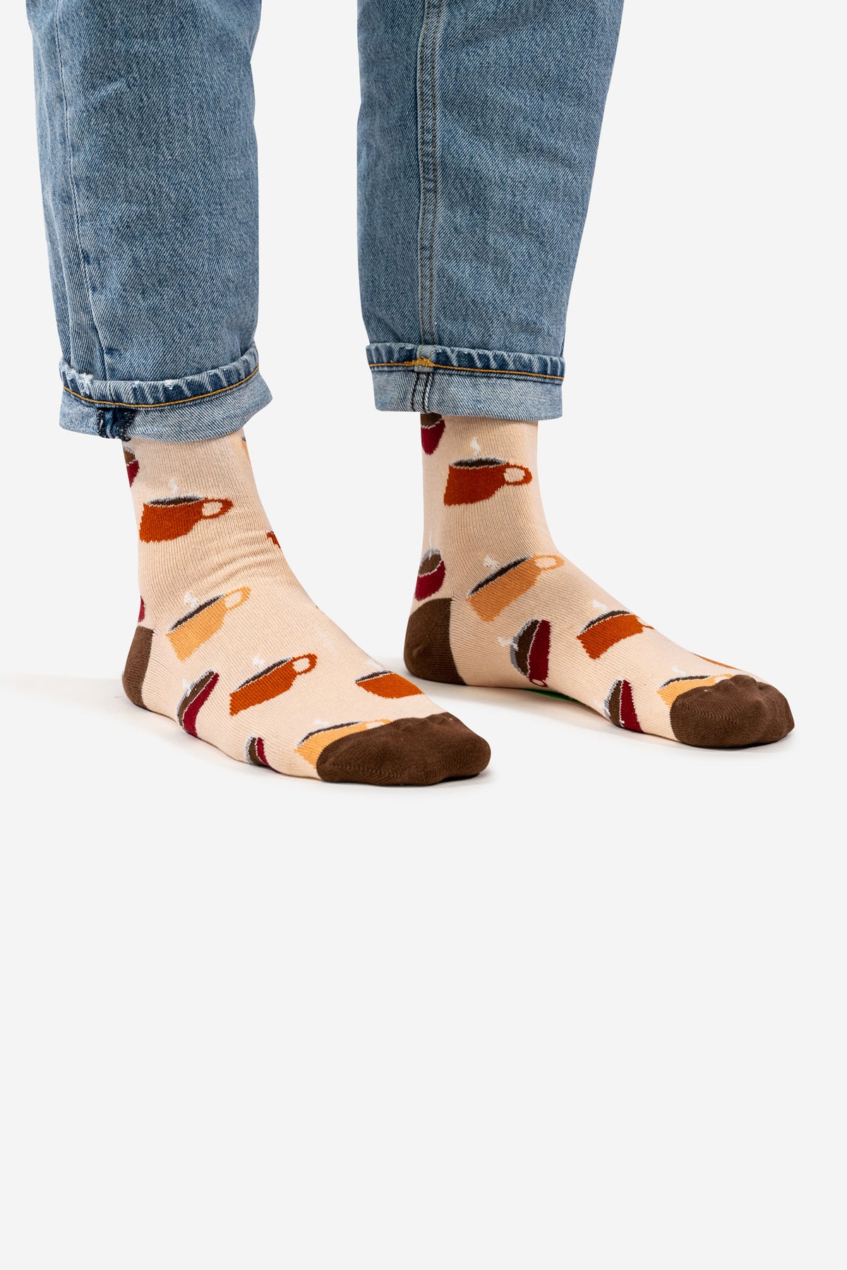 Hell- und dunkelbraune Socken mit Kaffee-Tassen. Tolle Geschenkidee für Damen und Herren. Unisex, mittellang