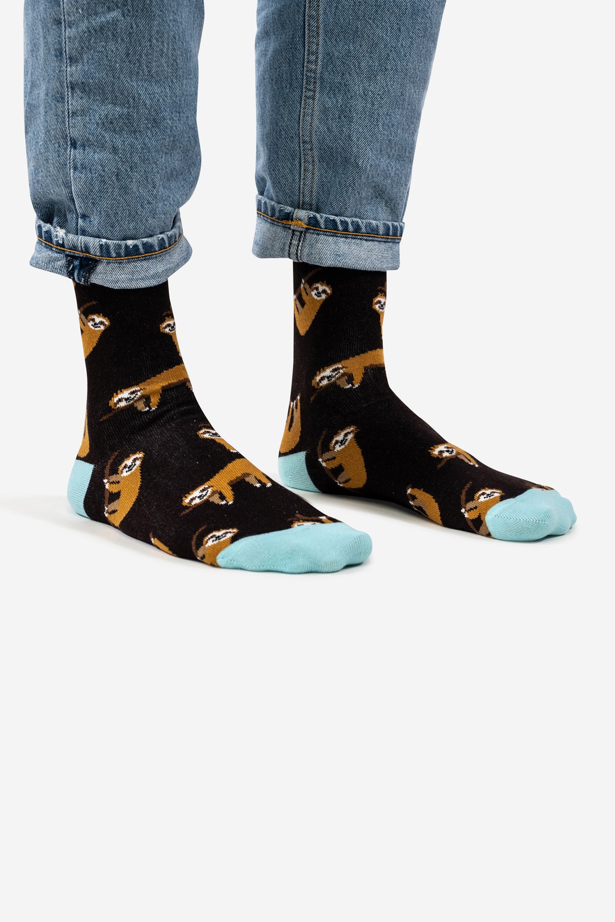 Mittellange, braune Unisex Socken mit Faultier Design. Zehen, Fersen und Bund in hellblau. Bequeme Passform