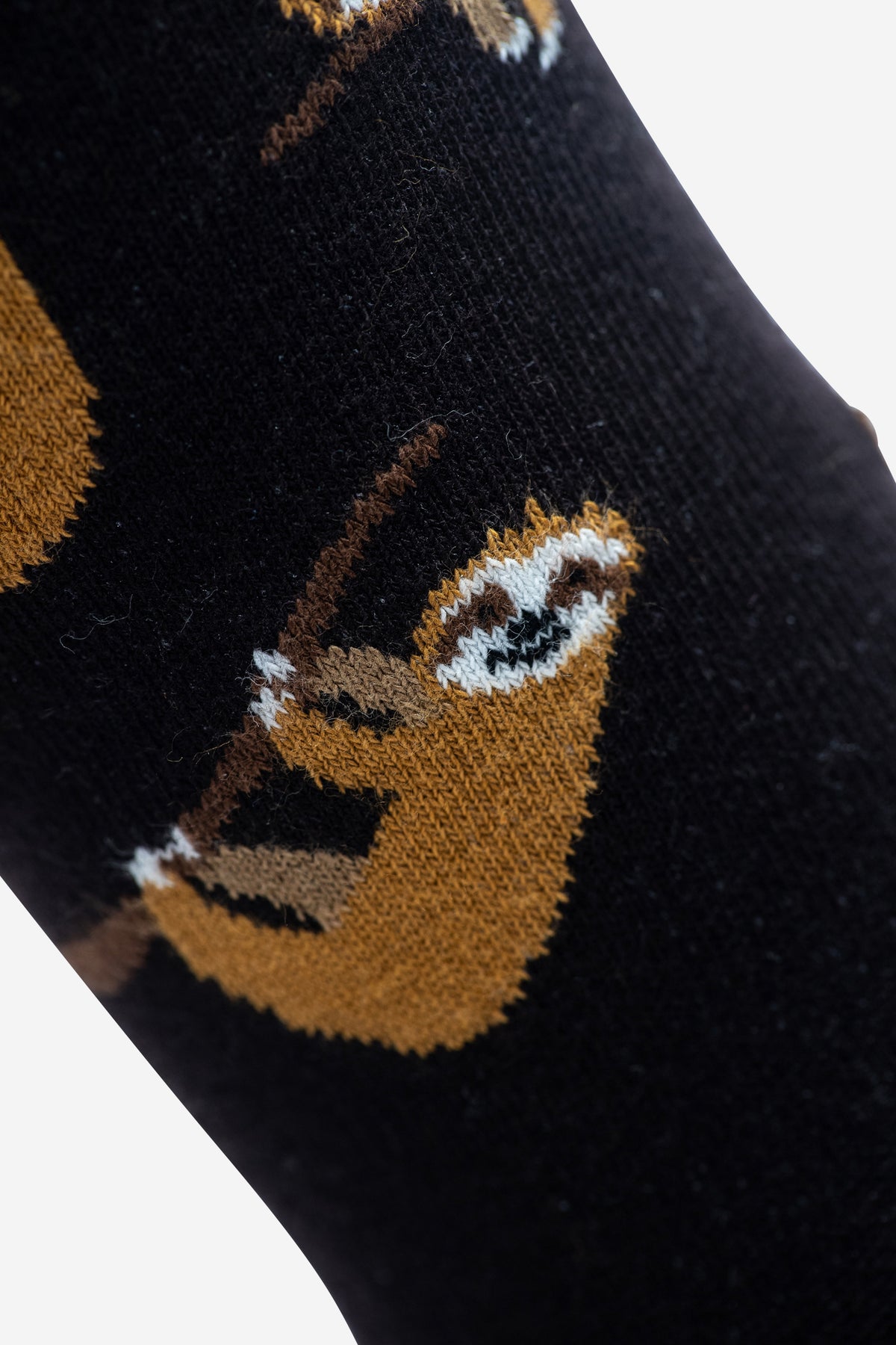 Mittellange, braune Unisex Socken mit Faultier Design. Zehen, Fersen und Bund in hellblau. Bequeme Passform