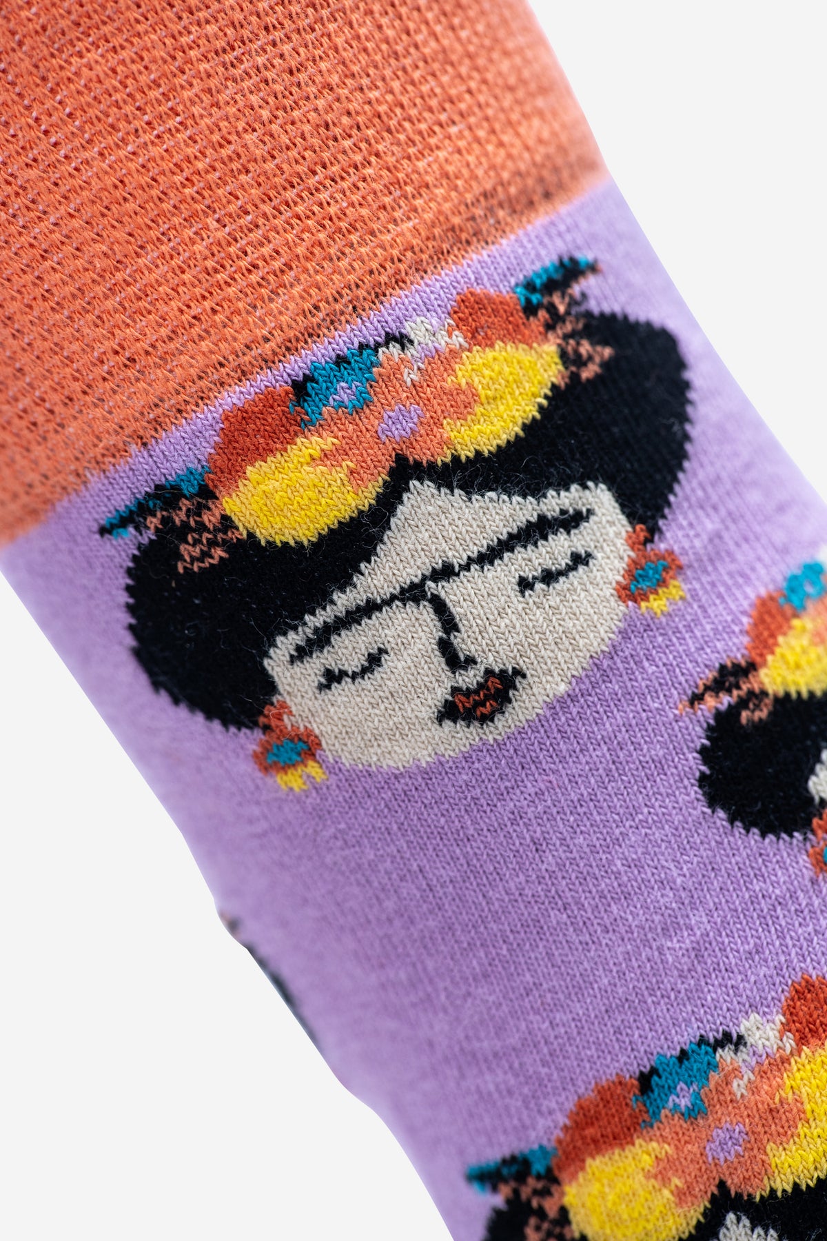 Mittellange, bunte Socken für Damen und Herren mit Frida Kahlo Design. Tolles Geschenk für Freunde und Familie