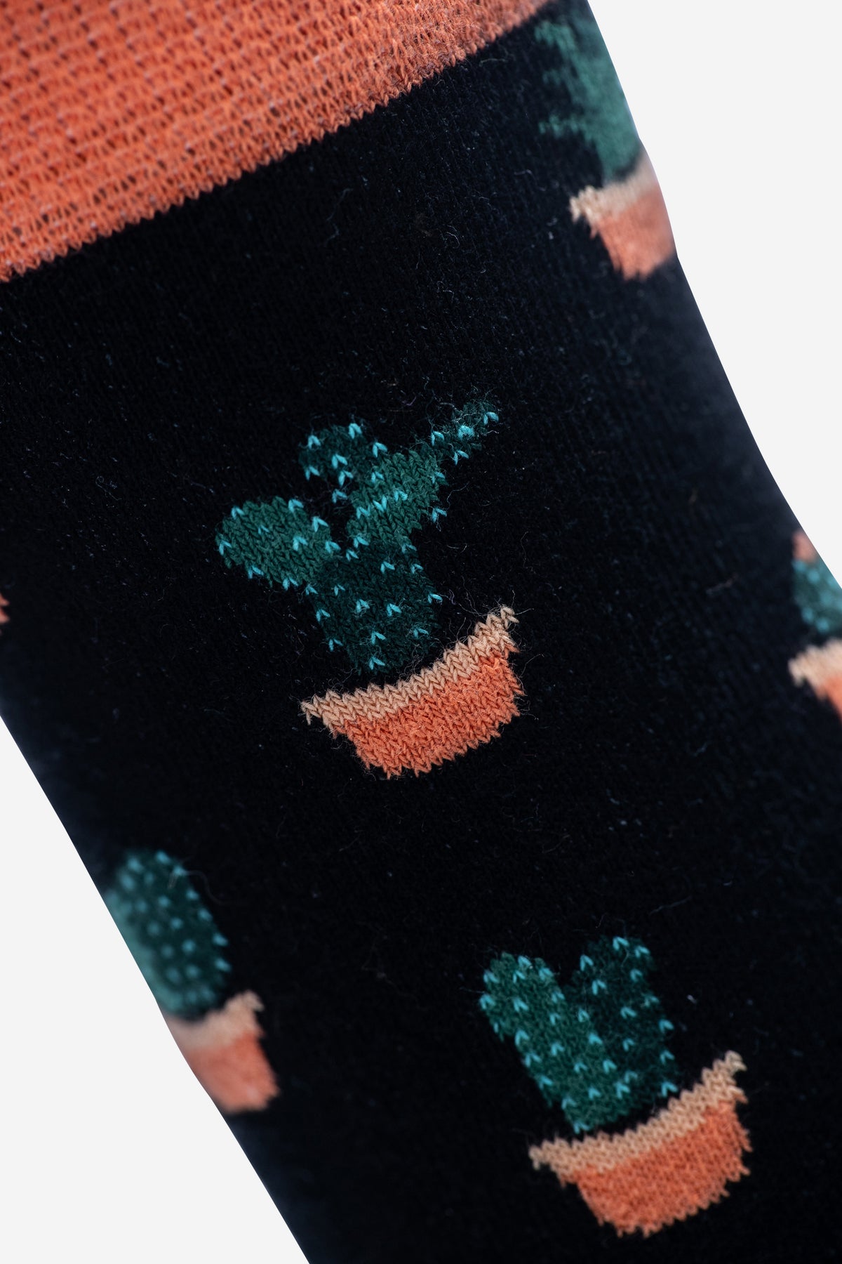 Schwarze Socken mit blauen und orangen Details und Kaktus-Muster. Unisex, mittellang und angenehme Passform