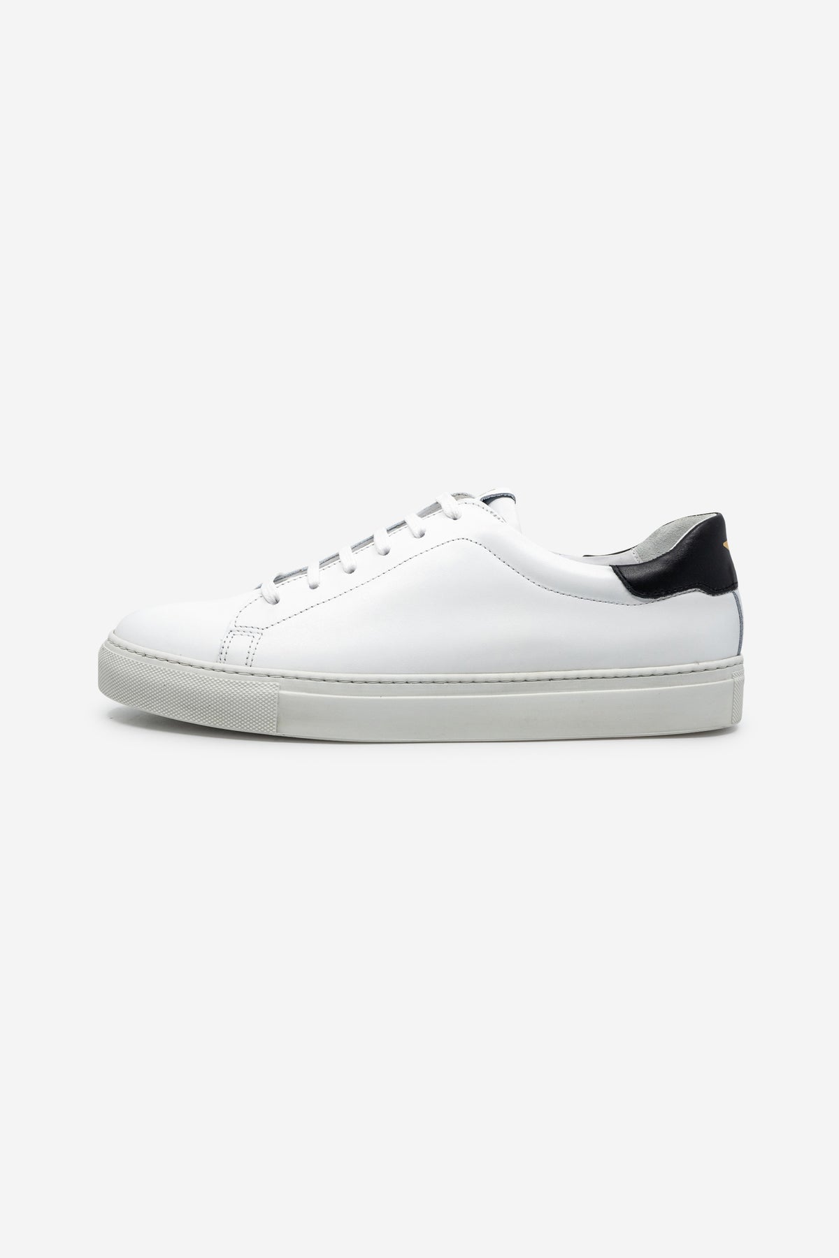 Weisser, tiefer Unisex-Sneaker aus weichem Leder mit schwarzem Detail in der Fersenpartie