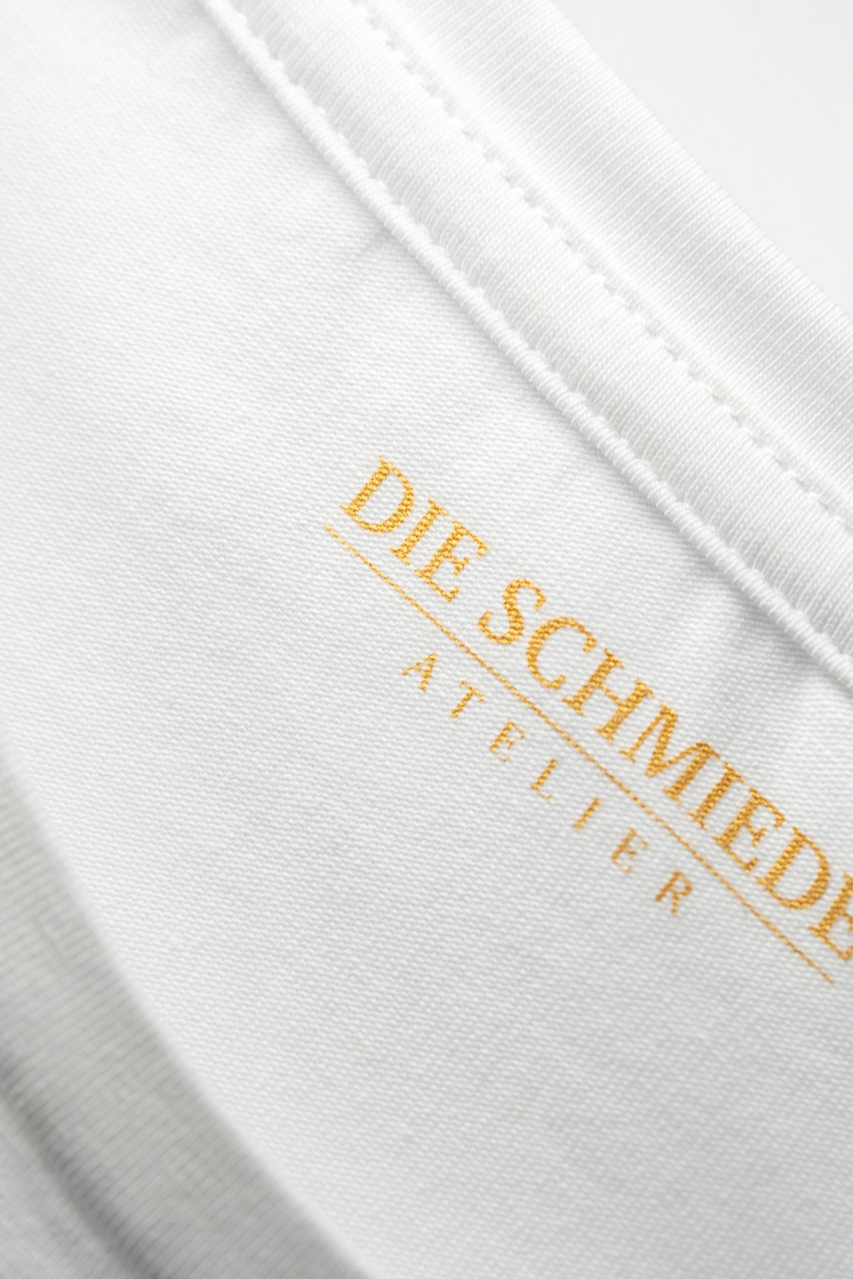 Weisses DIE SCHMIEDE Damen T-Shirt aus Baumwolle, langer Schnitt und eng anliegend, vielseitig kombinierbar