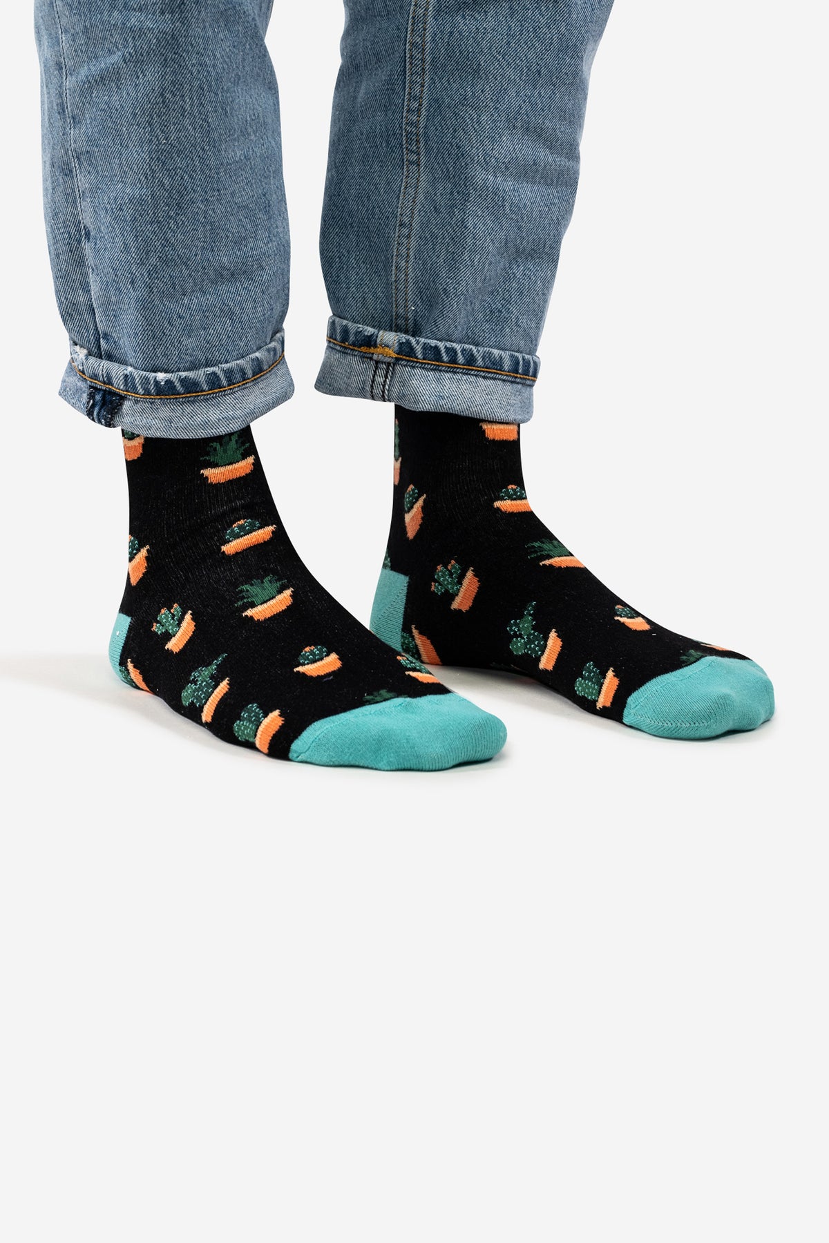 Schwarze Socken mit blauen und orangen Details und Kaktus-Muster. Unisex, mittellang und angenehme Passform
