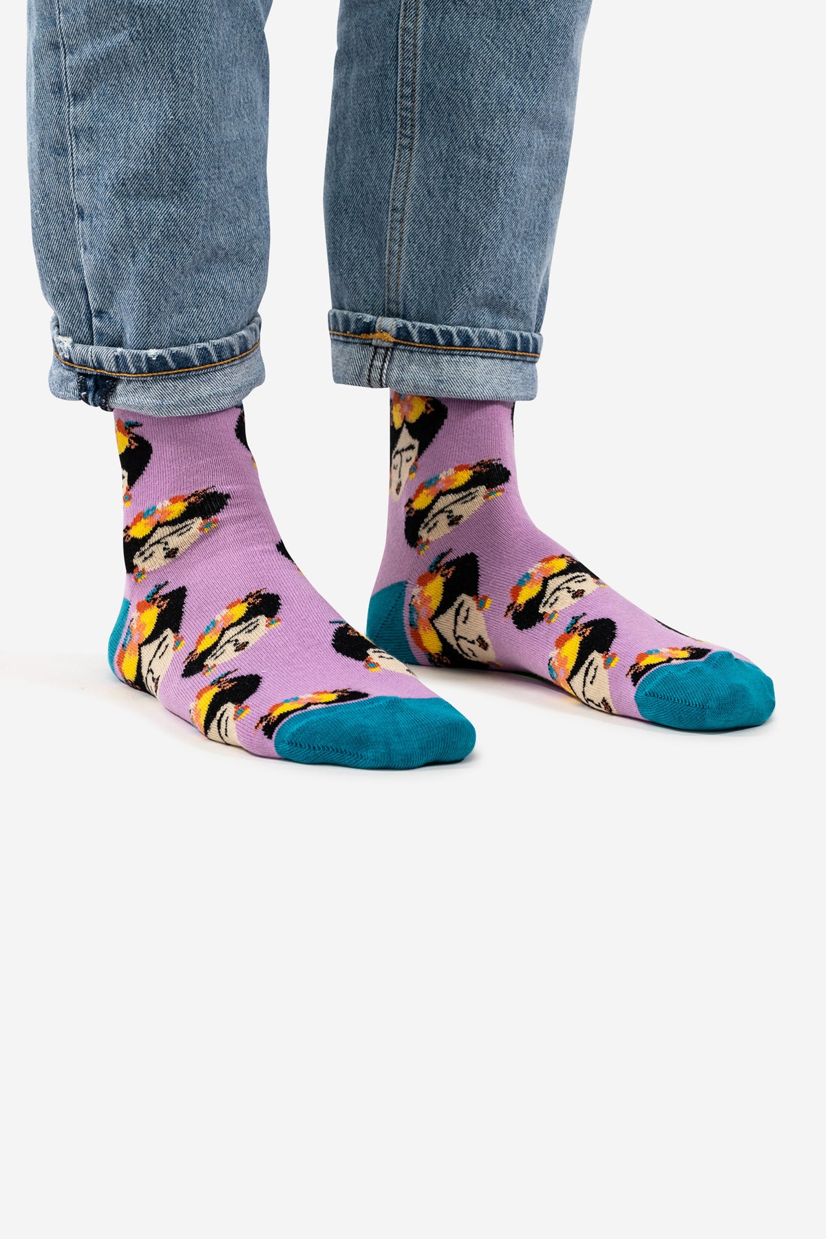 Mittellange, bunte Socken für Damen und Herren mit Frida Kahlo Design. Tolles Geschenk für Freunde und Familie