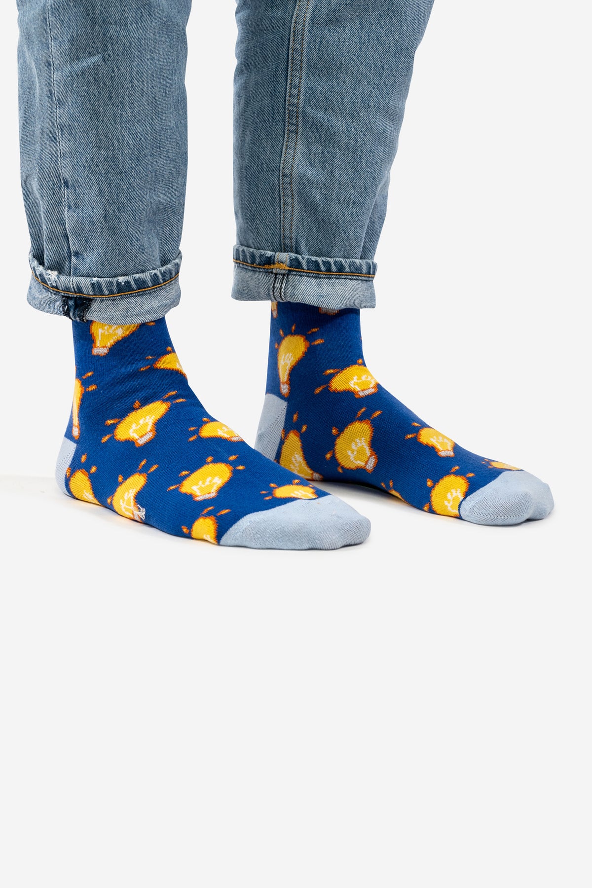 Dunkelblaue Socken mit gelben Glühbirnen gemustert für Damen und Herren. Mittellang und bequem, in verschiedenen Grössen erhältlich
