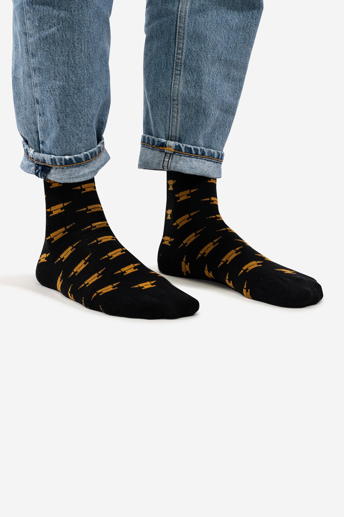 Schwarze, bequeme Unisex Socken mit goldenem Amboss Muster, mittellang