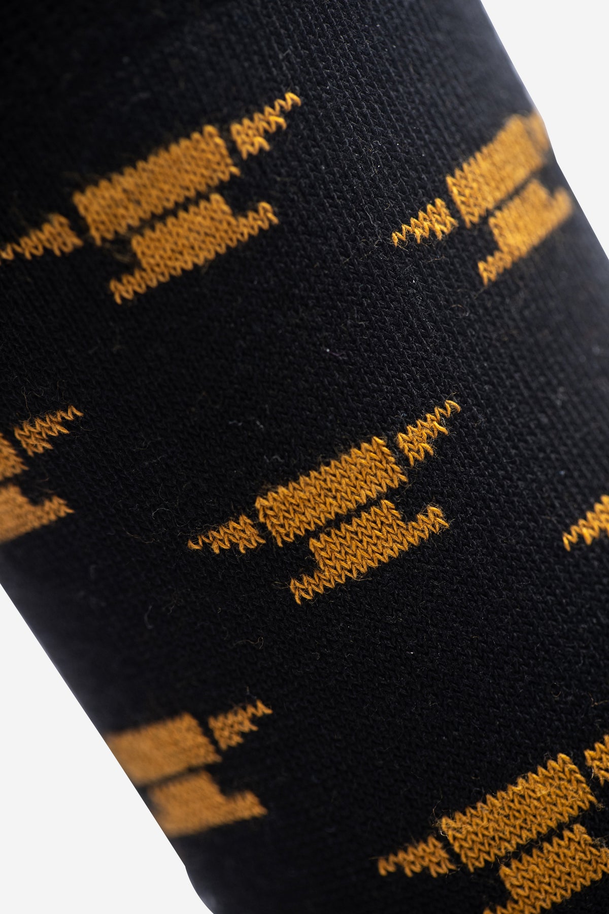 Schwarze, bequeme Unisex Socken mit goldenem Amboss Muster, mittellang
