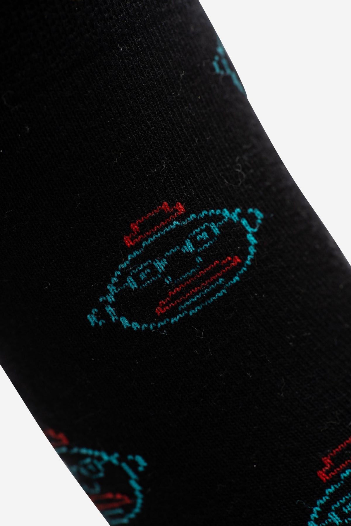 Schwarze DIE SCHMIEDE Socken mit Schmiedovski's Logo gemustert. Mittellang und in verschiedenen Grössen erhältlich