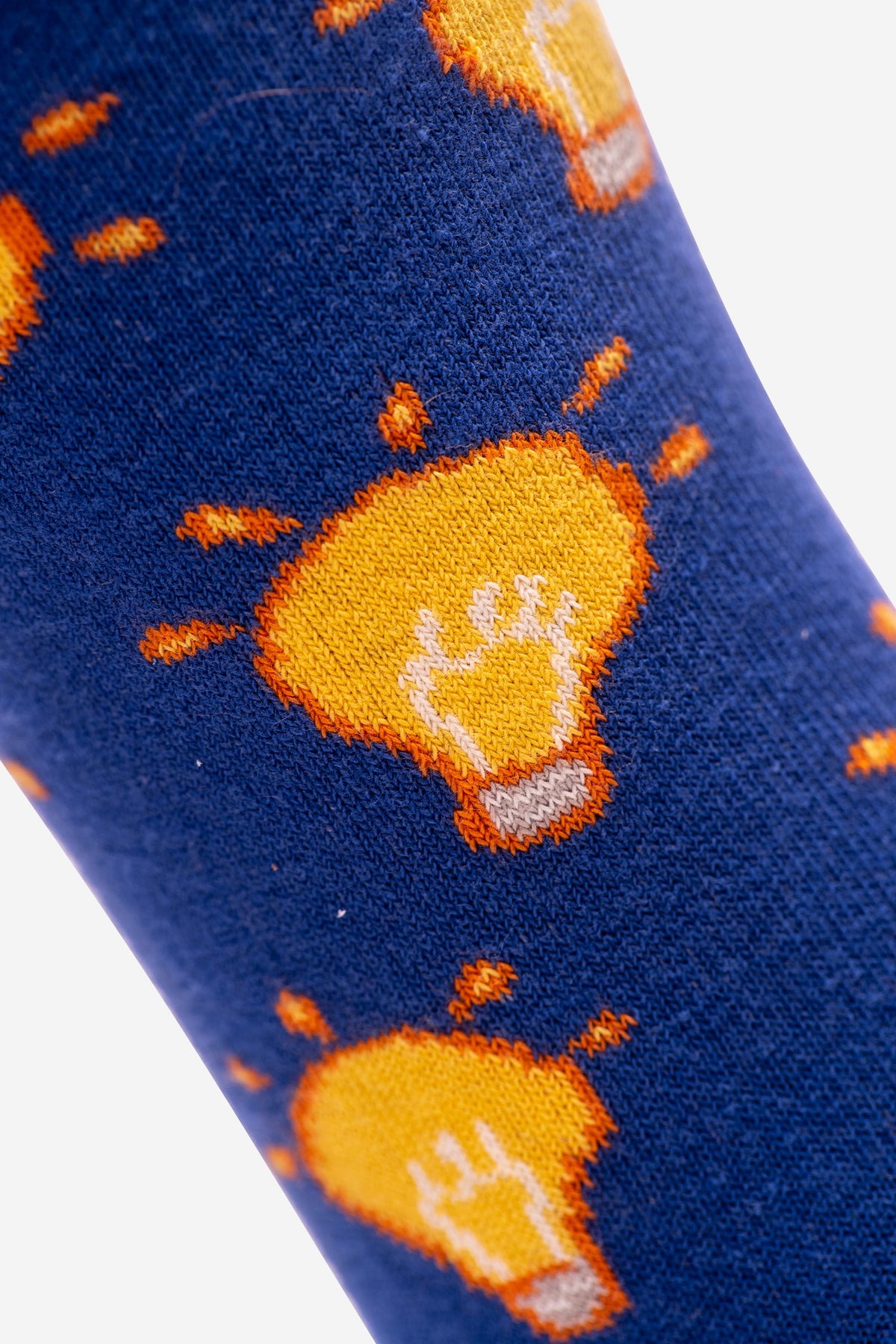 Dunkelblaue Socken mit gelben Glühbirnen gemustert für Damen und Herren. Mittellang und bequem, in verschiedenen Grössen erhältlich