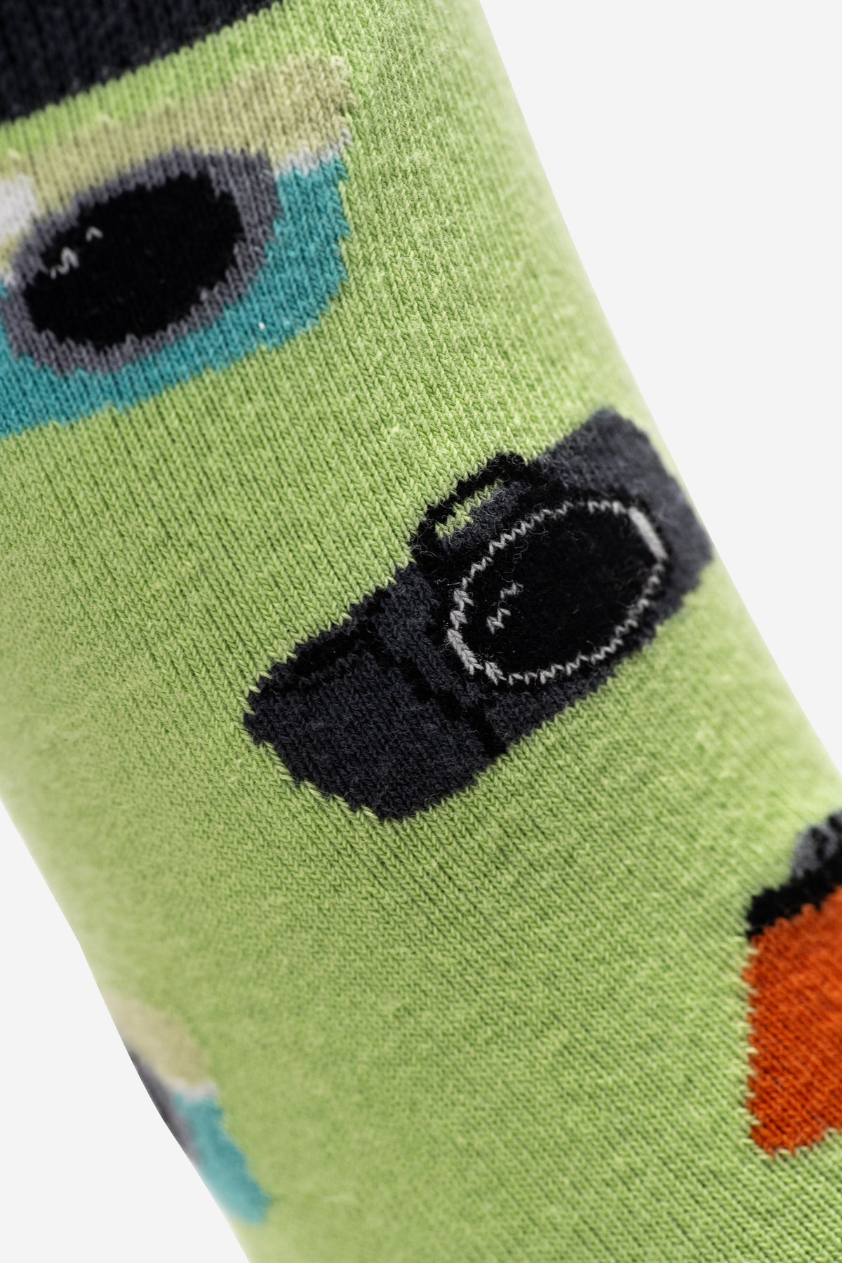 Unisex Freizeit-Socken mit Kamera-Muster. Leuchtendes Grün, passt gut zu Jeans. Mittellang. Nahaufnahme