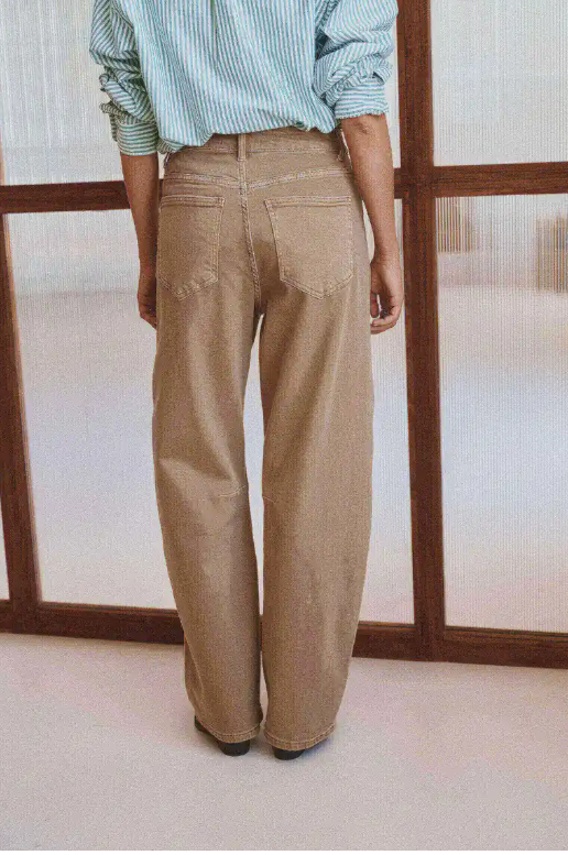 Stretch-Jeans im Barrel-Fit mit hoher Taille, Beige